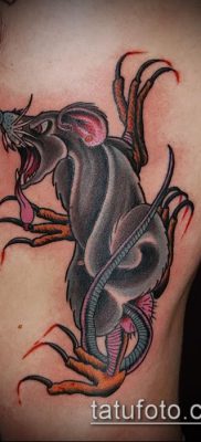 et eksempel på en interessant tatovering med en rotte - foto