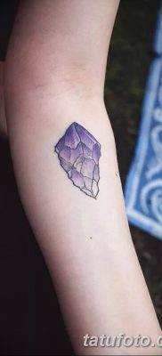 fotó egy kristálytetoválásról, kelt 2017. 08. 27 -én, 074. szám - Tetováló kristály -