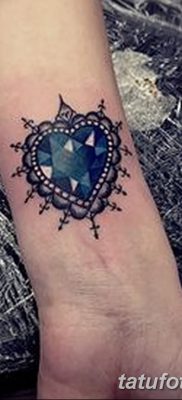 fotó egy kristálytetoválásról, kelt 2017. augusztus 27 -én, 069. szám - Tetováló kristály -