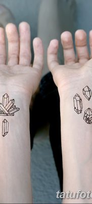 fotó egy kristálytetoválásról, kelt 2017.08.27. 024 sz. - Tetováló kristály -