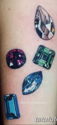 fotó egy kristálytetoválásról, kelt 2017. 08. 27 -én, 037 sz. - Tetováló kristály -