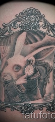 Снимка на татуировка със заек и часовник - заек, отражен в огледалото