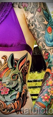 Снимка на татуировка на заек - ярък вариант в цвят по тялото на момичето