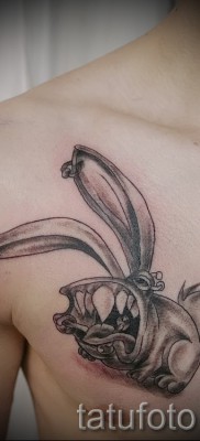 Снимка на татуировка на заек със страшни зъби по тялото на момчето