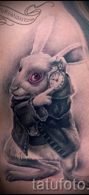 Снимка на заешка татуировка с часовник