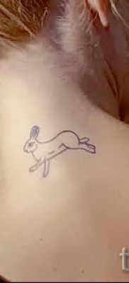 Снимка на татуировка на заек на задната част на врата