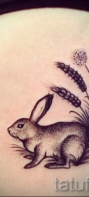 Снимка на заешка татуировка по тялото на момиче