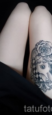 Снимка на татуировка на заек върху тънки женски крака