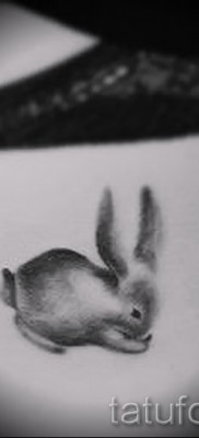 Снимка на заешка татуировка на ребрата на момиче