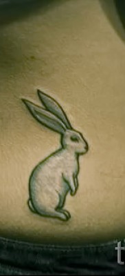 Снимка на заешка татуировка в долната част на гърба