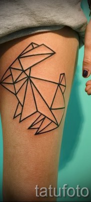 Снимка на заешка татуировка в предната част на женския крак