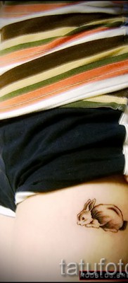 Снимка на татуировка на заек на крака на момиче - работата е поставена по -близо до дъното