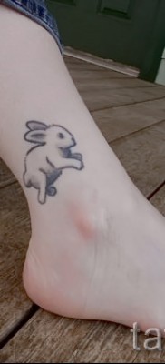 Снимка на татуировка на заек на крака отдолу - близо до костта