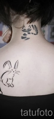 Снимка на заешка татуировка на лявата лопатка на момиче