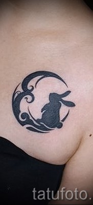 Снимка на татуировка на заек върху ключицата на момиче