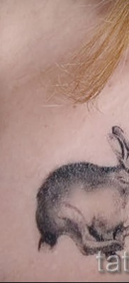 Снимка на татуировка на заек върху ключицата на момиче - красива версия