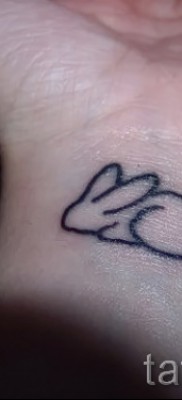 Снимка на татуировка на заек на китката