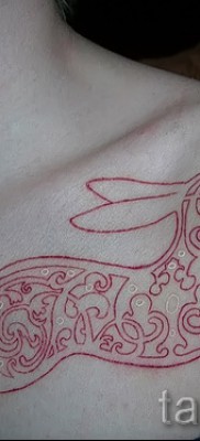 Снимка на заешка татуировка на гърдите и рамото