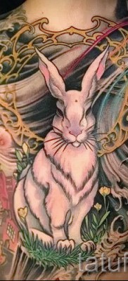 Снимка на заешка татуировка на гърдите и стомаха на мъжа