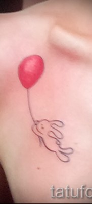 Снимка на заешка татуировка, летяща на топка