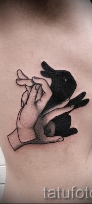 Снимка на заешка татуировка от сенки - вариант на ребрата