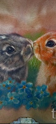 Снимка на татуировка на заек и цвете - татуировка на гърдите