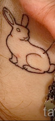 Снимка на татуировка на заек зад ухото