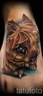 Снимка на татуировка на заек в долната част на крака - необичайна рисунка