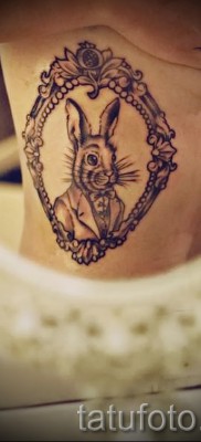 Снимка на заешка татуировка в огледалото - работа отстрани и ребра на жена