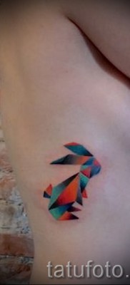 Снимка на татуировка на заек - ярка работа отстрани на момичето