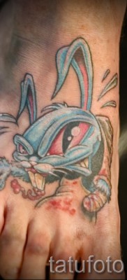Снимка на татуировка на заек - страшна опция в долната част на крака
