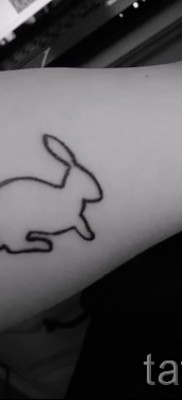 Снимка на заешка татуировка - силует на ръката