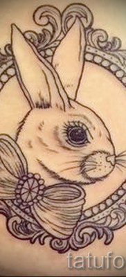 Снимка на заешка татуировка - с рамка и лък