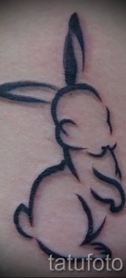 Снимка на заешка татуировка - малка версия с линии