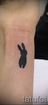 Снимка на заешка татуировка - малка татуировка на китката за момиче