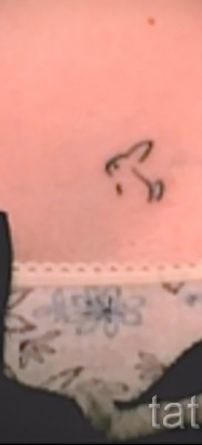 Снимка на заешка татуировка - интимна татуировка на корема близо до бикини