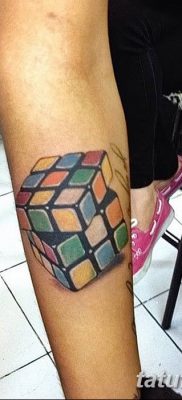 fotó a Rubik -kocka tetoválásról, 2018.02.24., №062 - tetoválás Rubik -kocka -