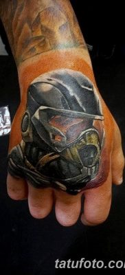 Fotó egy ököl tetoválásról 2018.09.14 -től №038 - tetováló ököl -