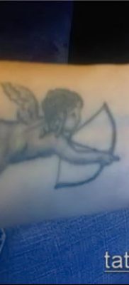 fotó Ámor tetoválásról (jelentése) - példa egy érdekes tetoválási rajzra - 063