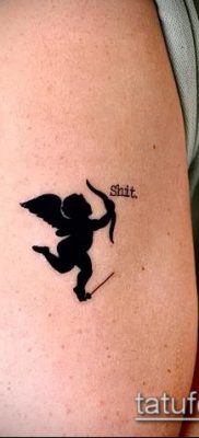 fotó Ámor tetoválásról (jelentése) - példa egy érdekes tetoválási rajzra - 005