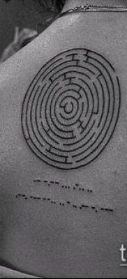 A tetováló labirintus # 238 a minta hűvös változata, amely könnyen használható a feldolgozáshoz és a labirintus tetoválásához a hátoldalon