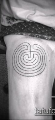 A tetováló labirintus # 583 a minta érdekes változata, amely könnyen használható a nyak labirintus tetoválásához és feldolgozásához.