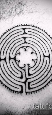 tetováló labirintus №133 - a minta egyedülálló változata, amely sikeresen használható feldolgozásra és tetováló labirintusként történő alkalmazásra a hátoldalon