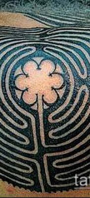 tetováló labirintus № 665 - a minta hűvös változata, amely sikeresen használható a minotaurusz labirintusának feldolgozására és tetoválásként történő alkalmazására