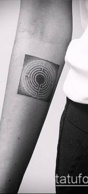 A tetováló labirintus # 525 a minta klassz változata, amely sikeresen használható a tetoválás átalakítására és alkalmazására, mint egy ember a labirintusban