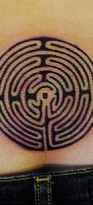 A tetováló labirintus # 717 a minta méltó változata, amely könnyen használható átalakításra és alkalmazásra, mint egy ember a labirintus tetoválásában