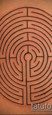 tetováló labirintus 222 -es szám - a kép hűvös változata, amely sikeresen használható változtatásra és alkalmazásra tetováló labirintusként