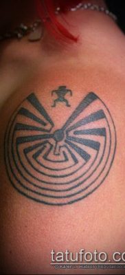 tetováló labirintus № 962 - a minta exkluzív változata, amely könnyen használható feldolgozásra és tetováló labirintusként történő alkalmazásra a hátoldalon