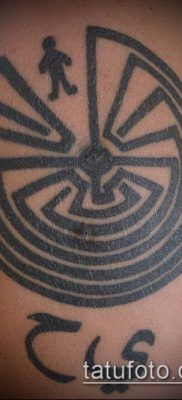 tetováló labirintus 339 - a minta méltó változata, amely sikeresen használható a csukló tetováló labirintusának feldolgozásához és alkalmazásához