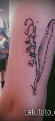 Példa gyöngyvirágra egy kész tetoválásban - képfotó